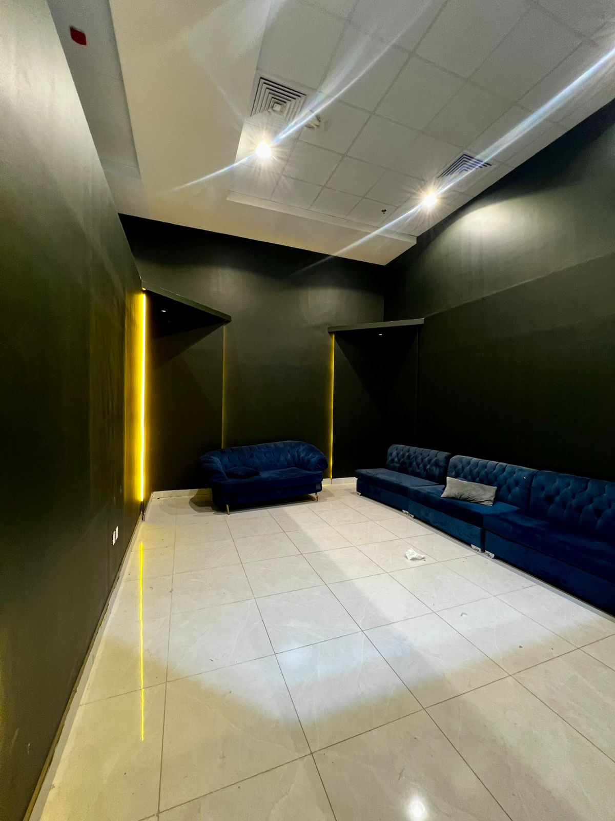 معرض للايجار علي طريق الملك خالد بمخطط الملك فهد