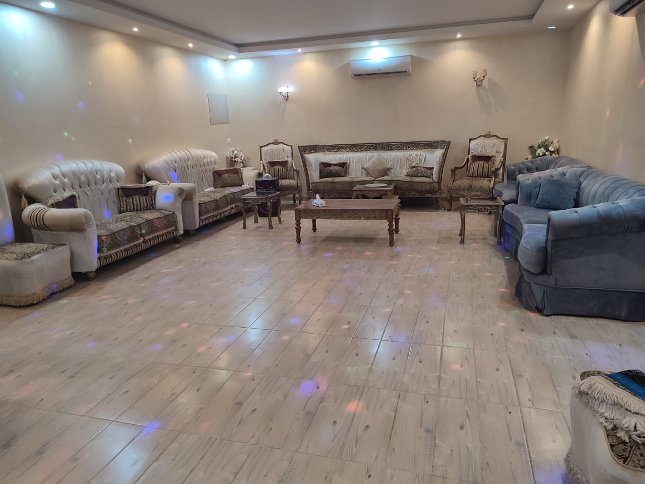 استراحه للبيع بالقرب من المطار