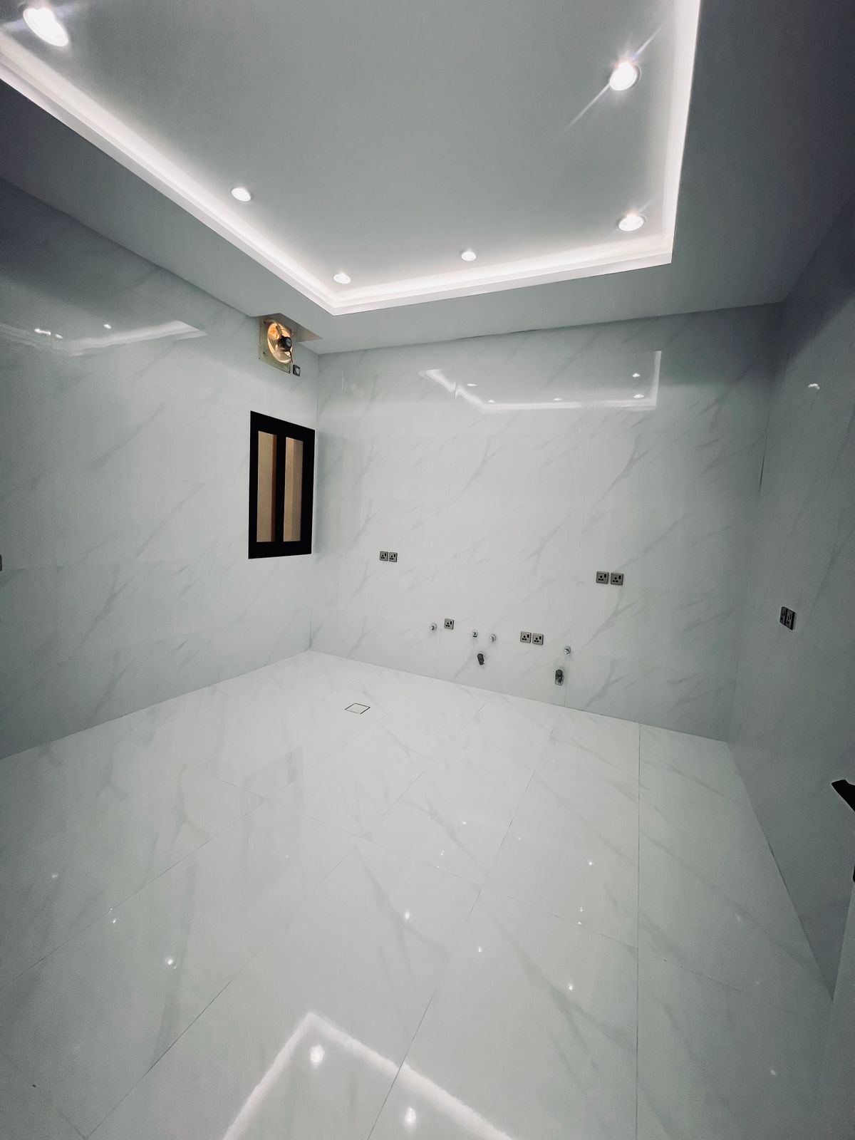 ادوار للبيع بمخطط الحمراء 